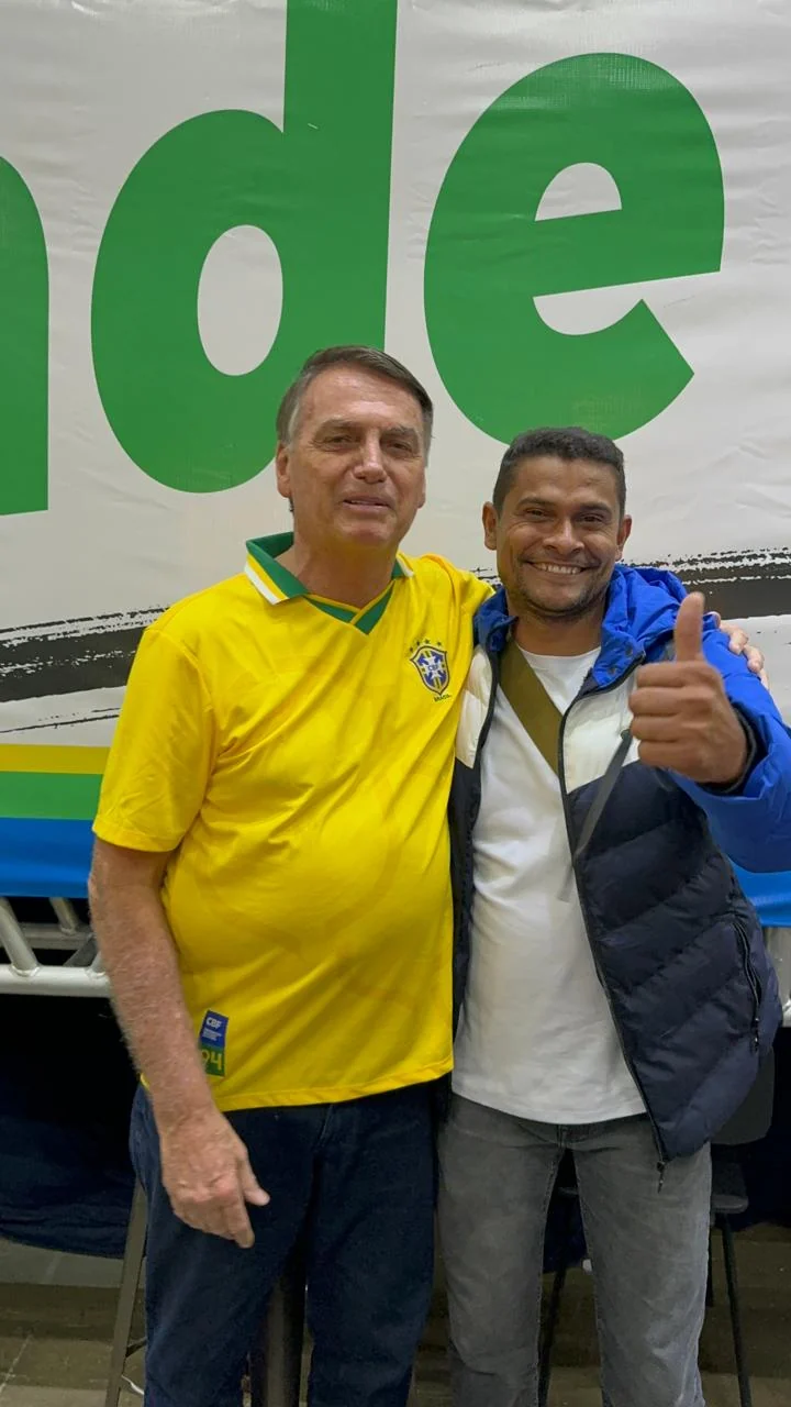 Francisco Mello com a camisa do Brasil em evento ao lado de Jair Bolsonaro